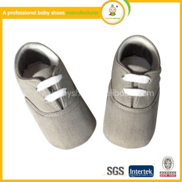 Los zapatos de bebé del bebé de los mocasines del bebé del niño primeros caminan el bebé recién nacido llevaron los mocasines del bebé del zapato de lona